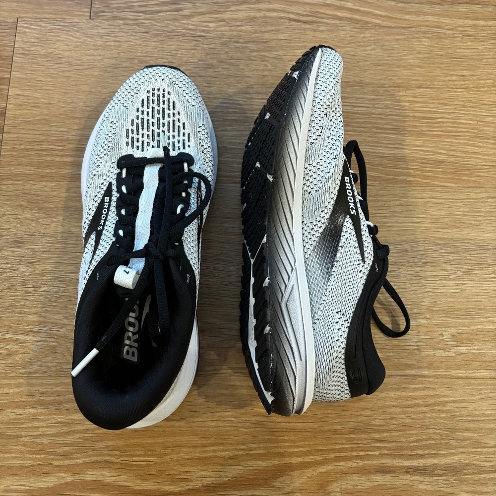 Women’s size 7 brooks sneakers white and black